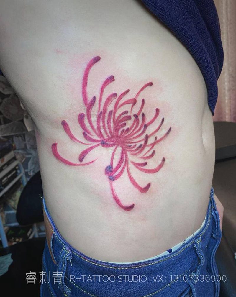 彼岸花遮盖疤痕纹身图片_腰部水彩纹身图案