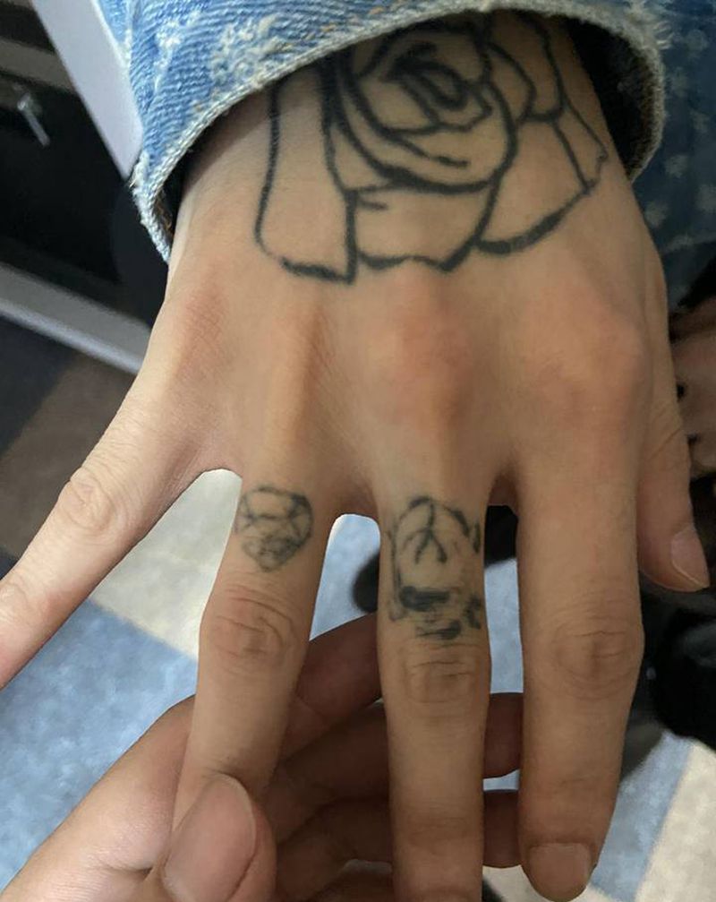 手背遮盖纹身图片_手部点刺纹身图案