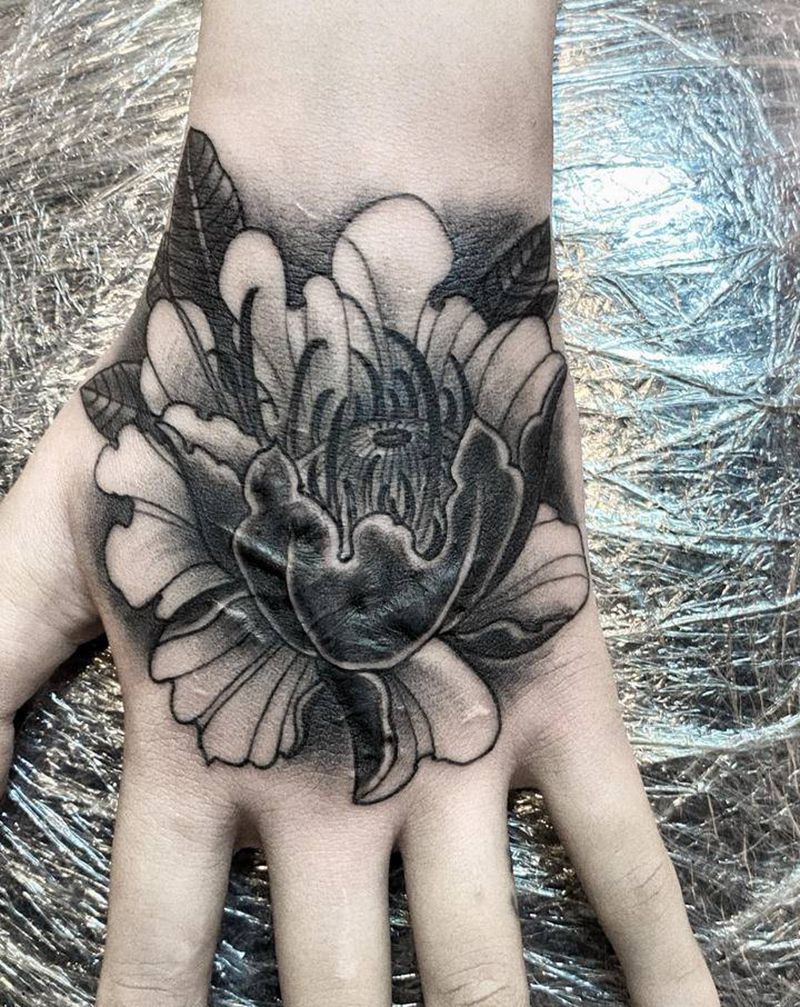 牡丹遮盖疤痕纹身图片_手部新传统纹身图案