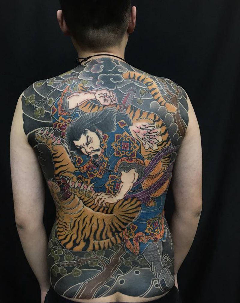 武松打虎纹身图片_背部老传统纹身图案