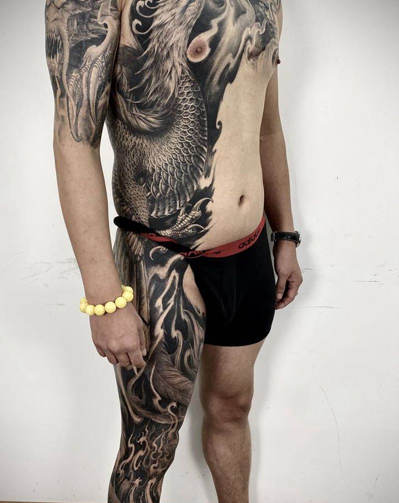 《浴火涅槃》纹身图片_背部腿部新传统欧美写实凤凰龙纹身图案