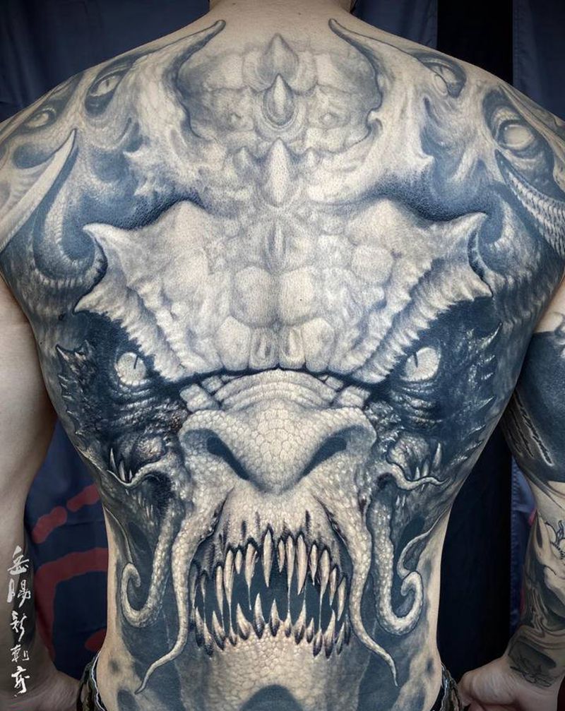 龙威纹身图片_背部欧美写实新传统龙纹身图案