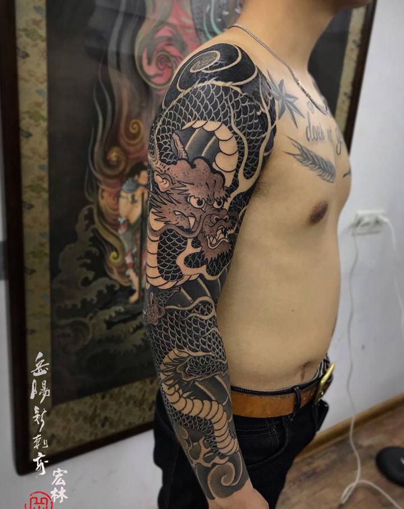 龙纹身图片_手臂手部老传统纹身图案