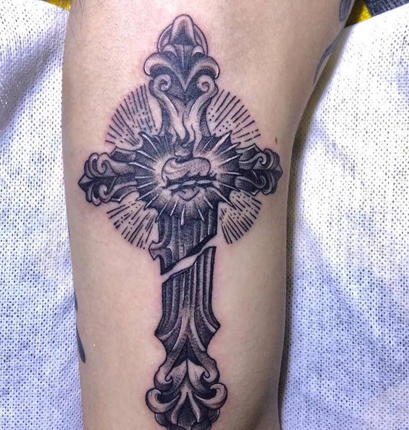 十字架纹身图片_手臂点刺纹身图案