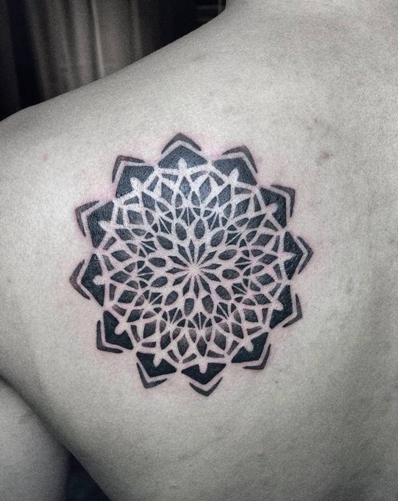 点刺曼陀罗纹身图片_背部点刺纹身图案