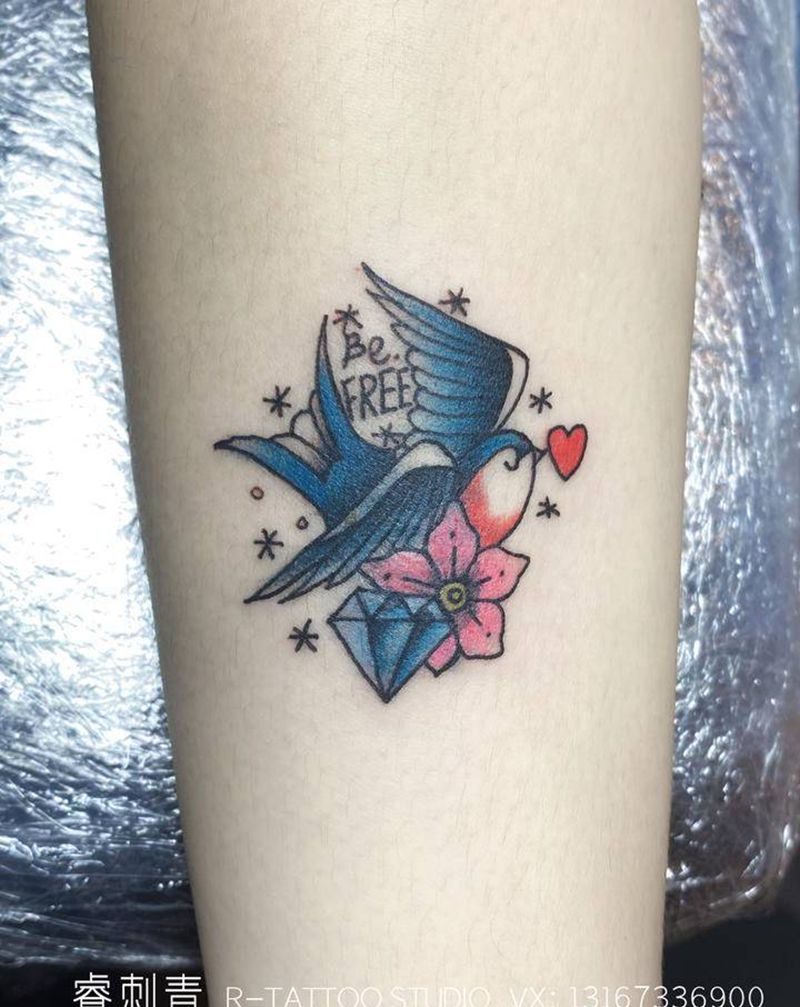 燕子遮盖纹身图片_手臂Old School纹身图案