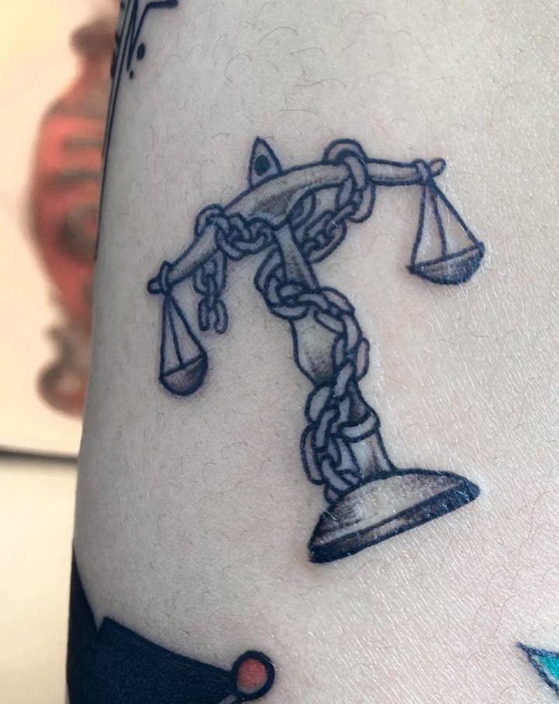 天秤纹身图片_手臂纹身图案