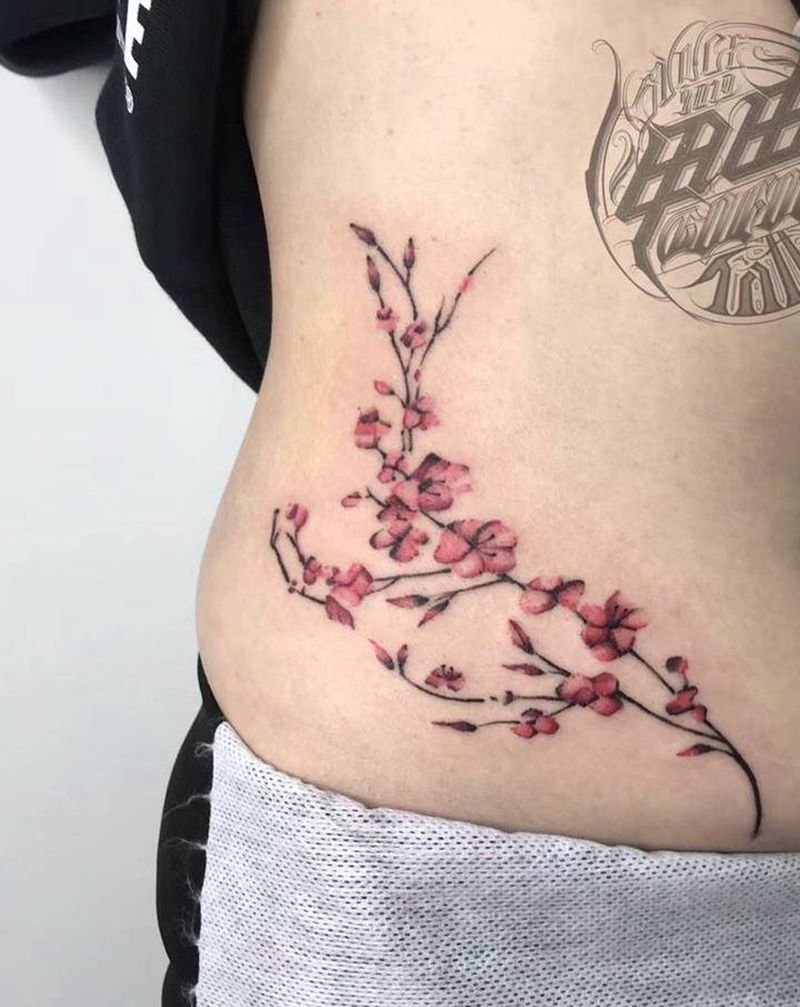 水墨梅花纹身图片_腰部水墨纹身图案