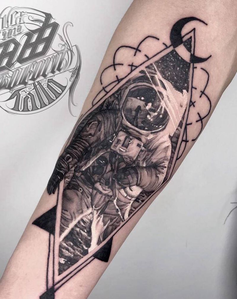 写实宇航员纹身图片_手臂欧美写实纹身图案