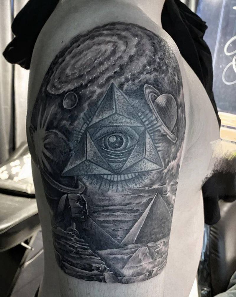 上帝之眼纹身图片_手臂欧美写实纹身图案