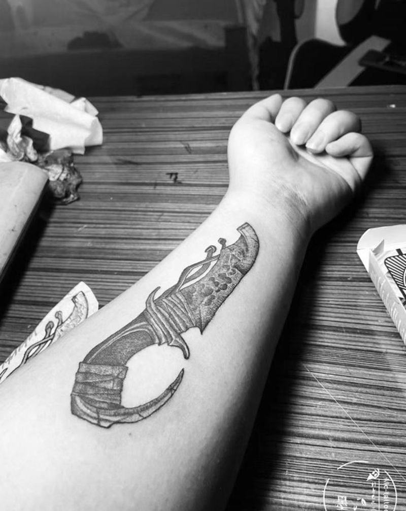 匕首纹身图片_手部点刺纹身图案