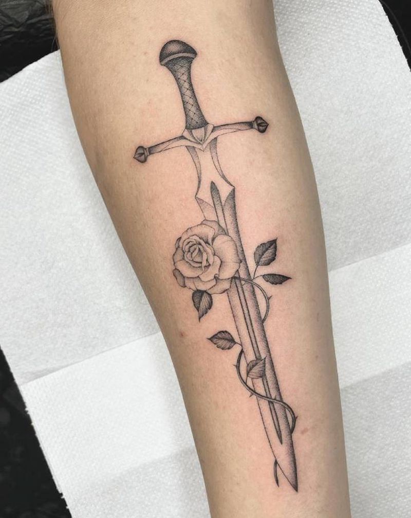 剑与玫瑰纹身图片_手部纹身图案