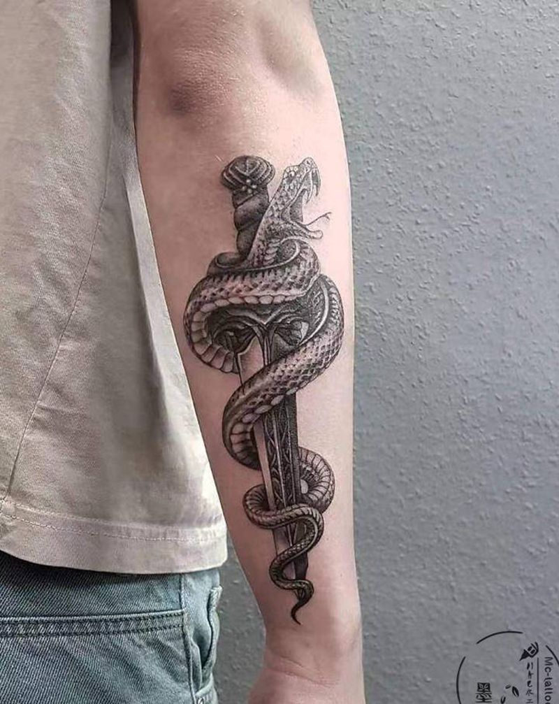 邪不胜正纹身图片_手臂欧美写实蛇匕首纹身图案