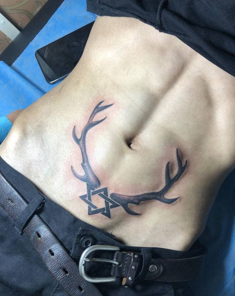 六芒星鹿角纹身图片_腹部纹身图案