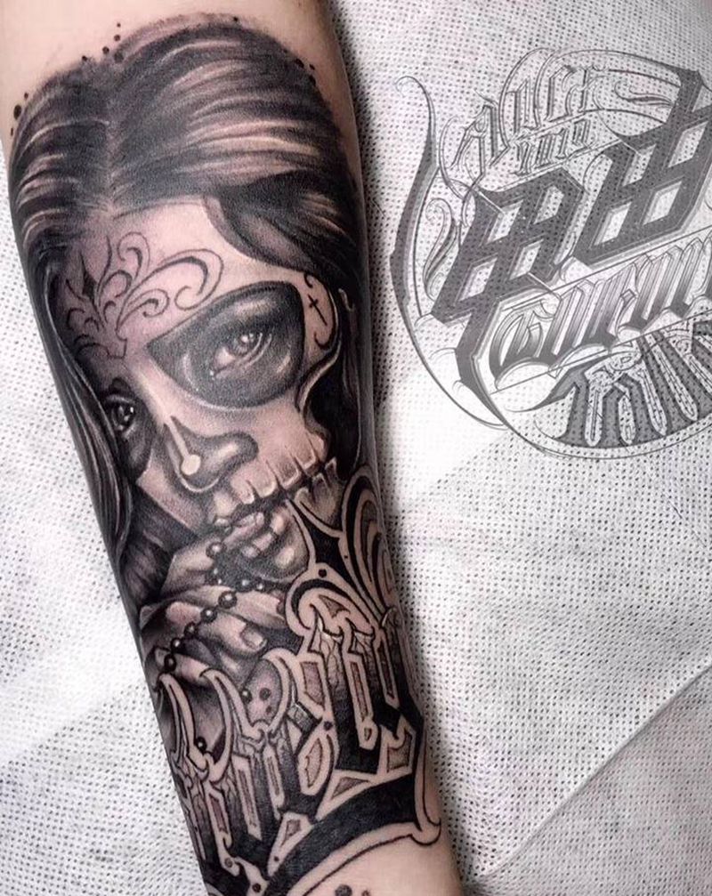 Chicano纹身图片_手臂欧美写实花体字纹身图案