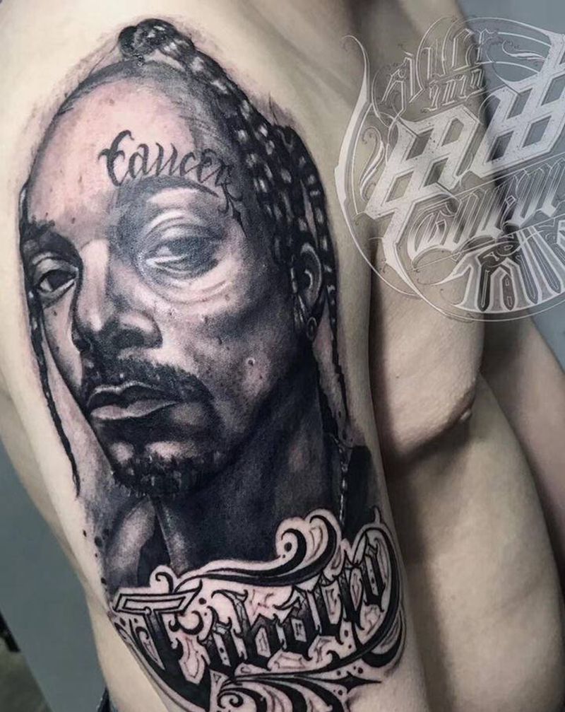 狗爷纹身图片_手臂花体字欧美写实纹身图案