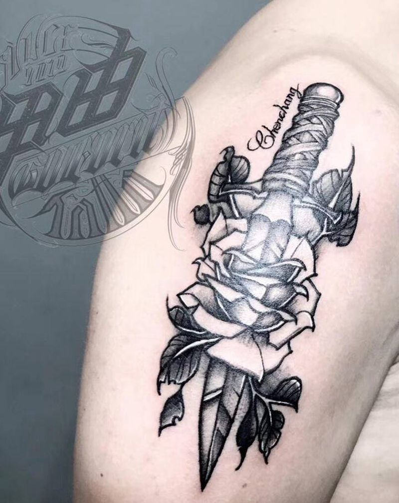 Black work玫瑰匕首纹身图片_手臂Old School纹身图案