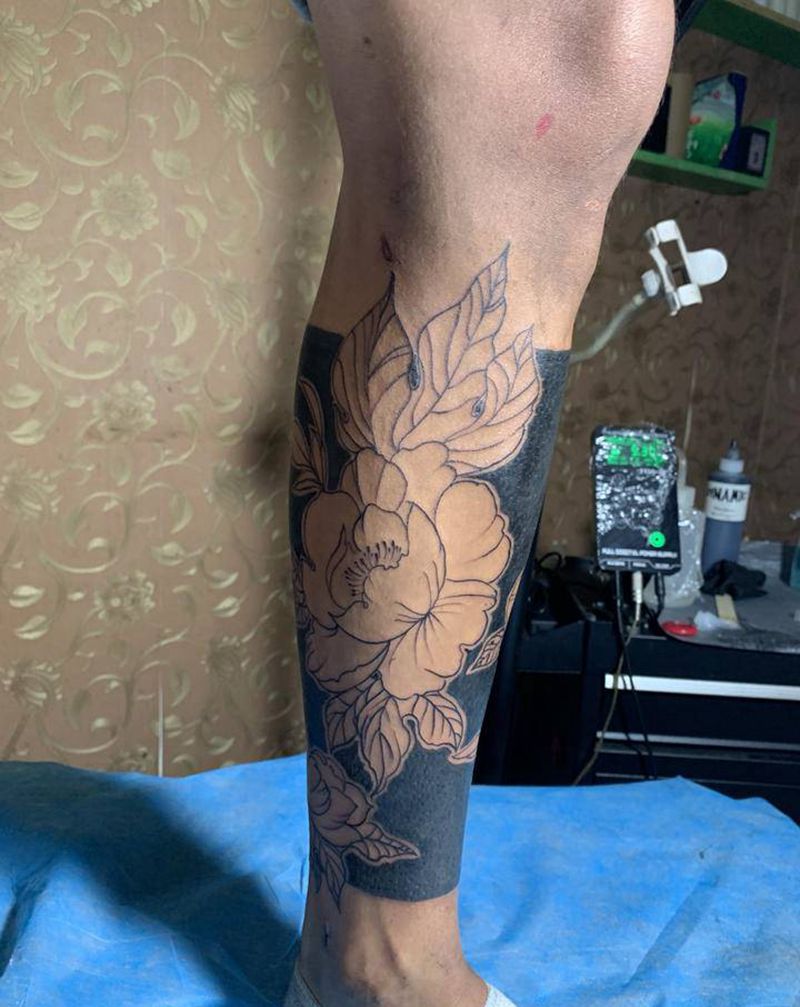 小腿 黑地白花纹身图片_腿部纹身图案