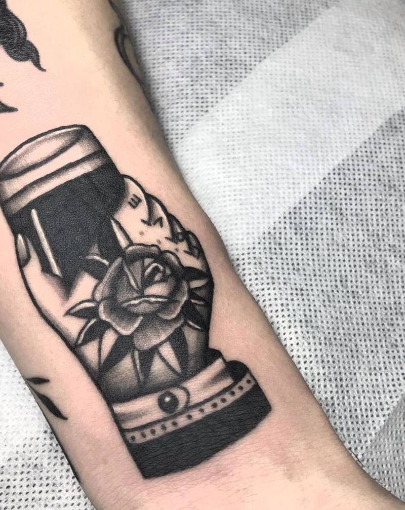 酒杯纹身图片_手臂Old School纹身图案