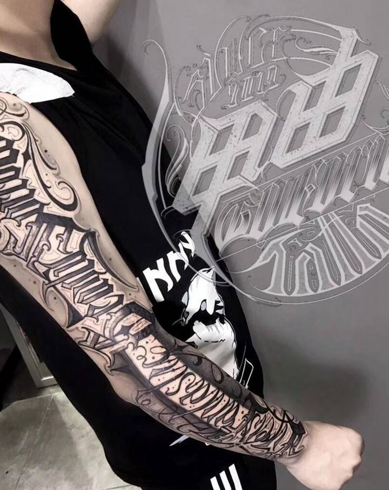 美丽与悲伤纹身图片_手臂花体字纹身图案