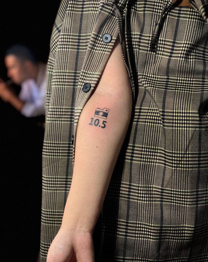 小相机纹身图片_手部小清新相机纹身图案