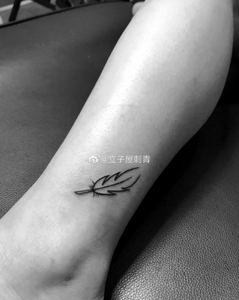羽毛纹身图片_腿部纹身图案