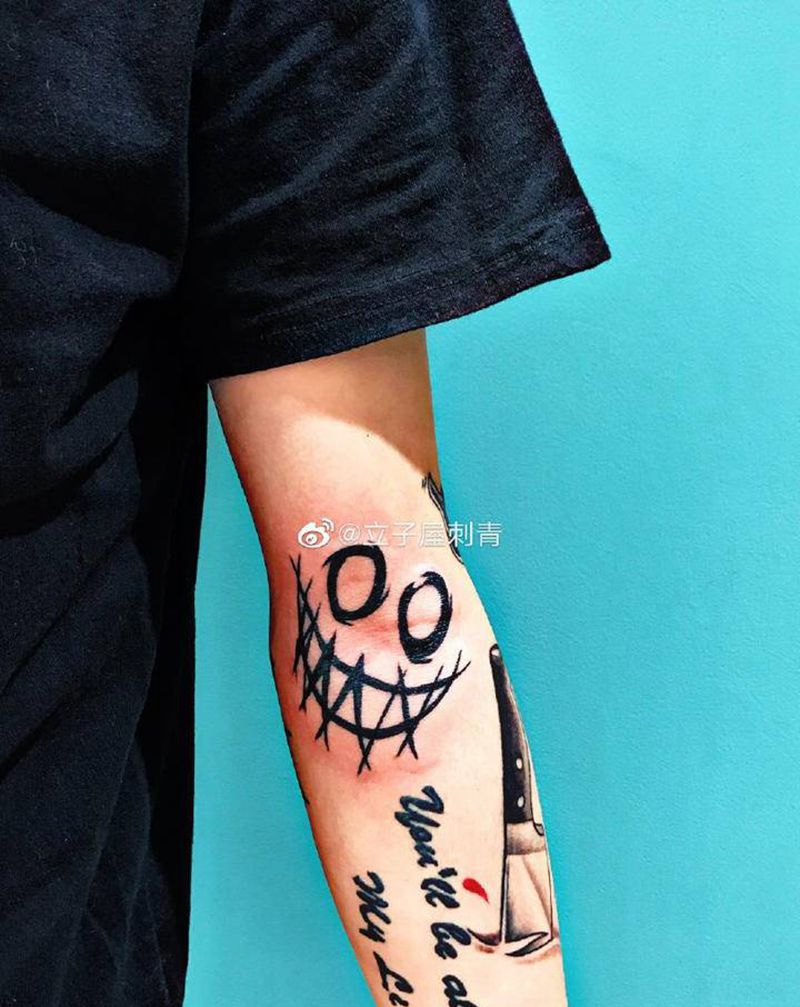 笑脸纹身图片_手臂纹身图案
