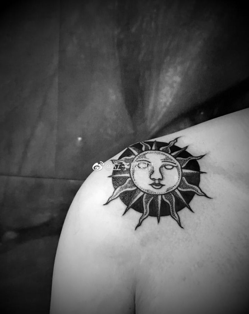 日月纹身图片_肩部纹身图案