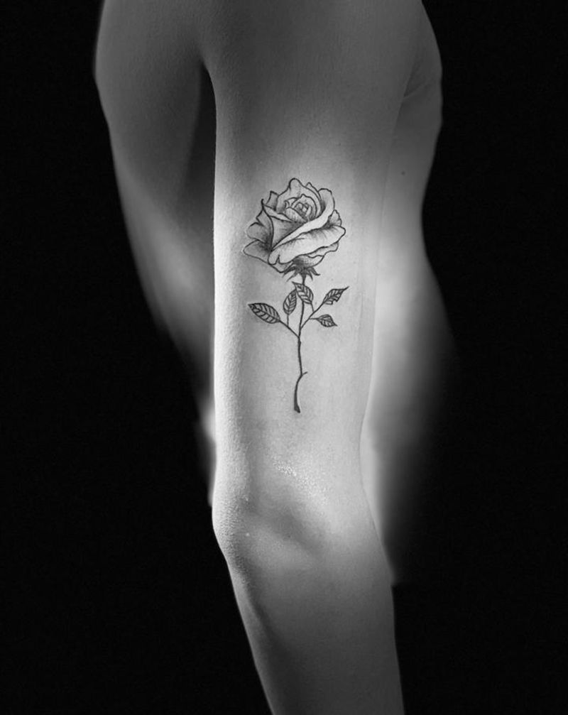 清新小玫瑰纹身图片_手臂纹身图案
