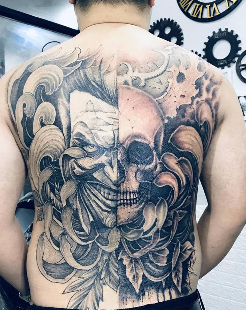 小丑骷髅纹身图片_背部肩部欧美写实水墨纹身图案
