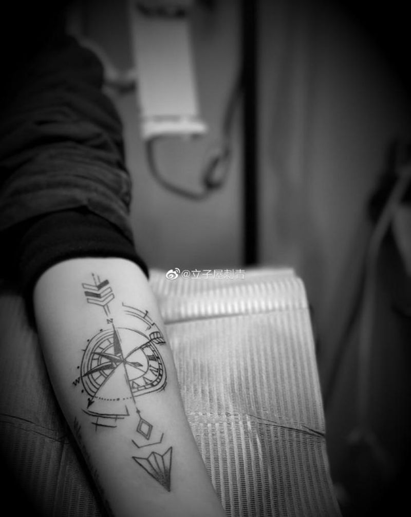 几何时钟纹身图片_手臂纹身图案
