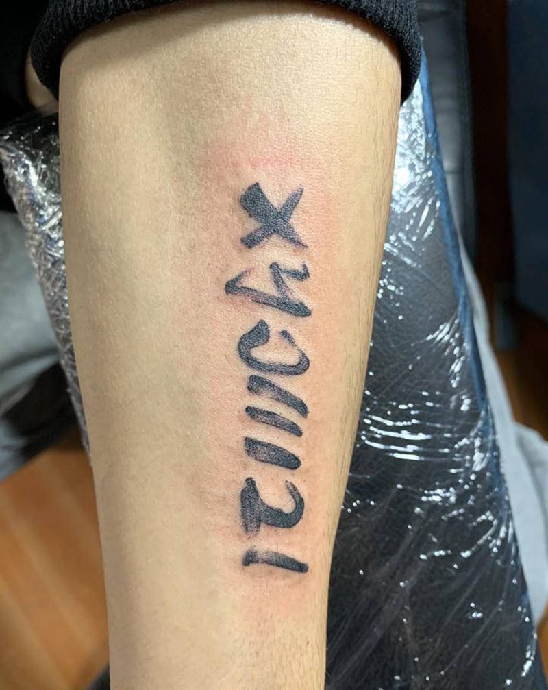 小扎几个字纹身图片_手部水墨纹身图案