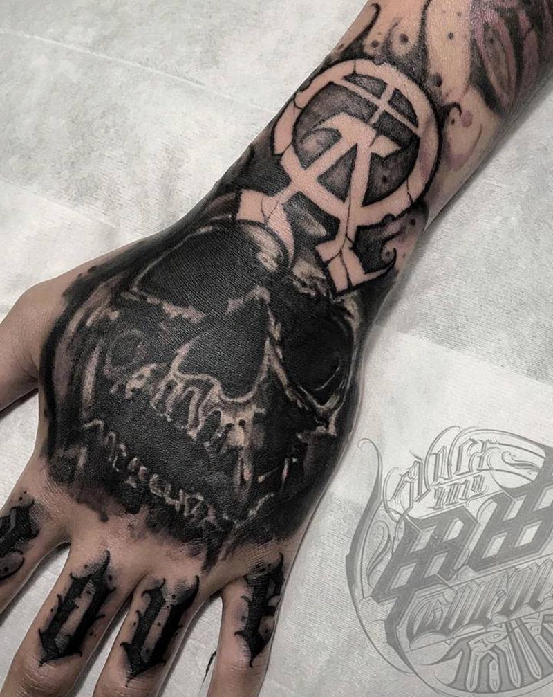 你在凝视深渊时，深渊也在凝视你纹身图片_手部欧美写实花体字纹身图案