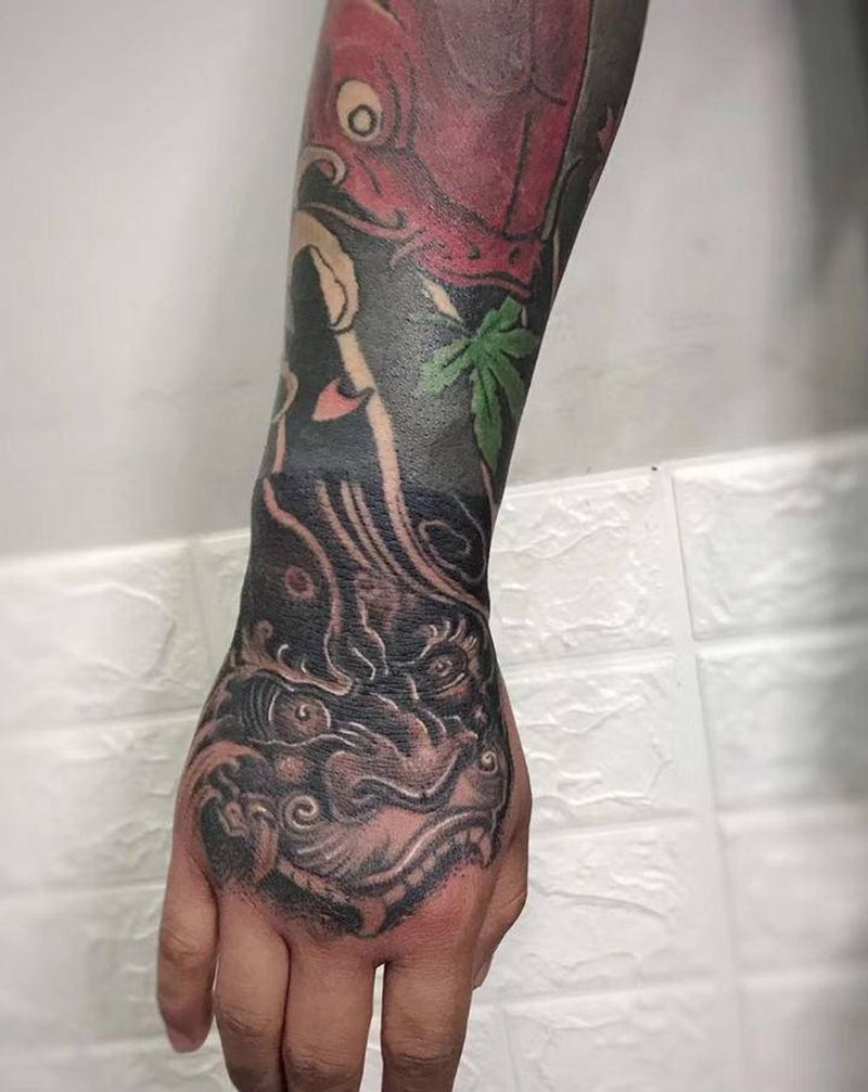 手背唐狮纹身图片_手臂手部老传统新传统纹身图案