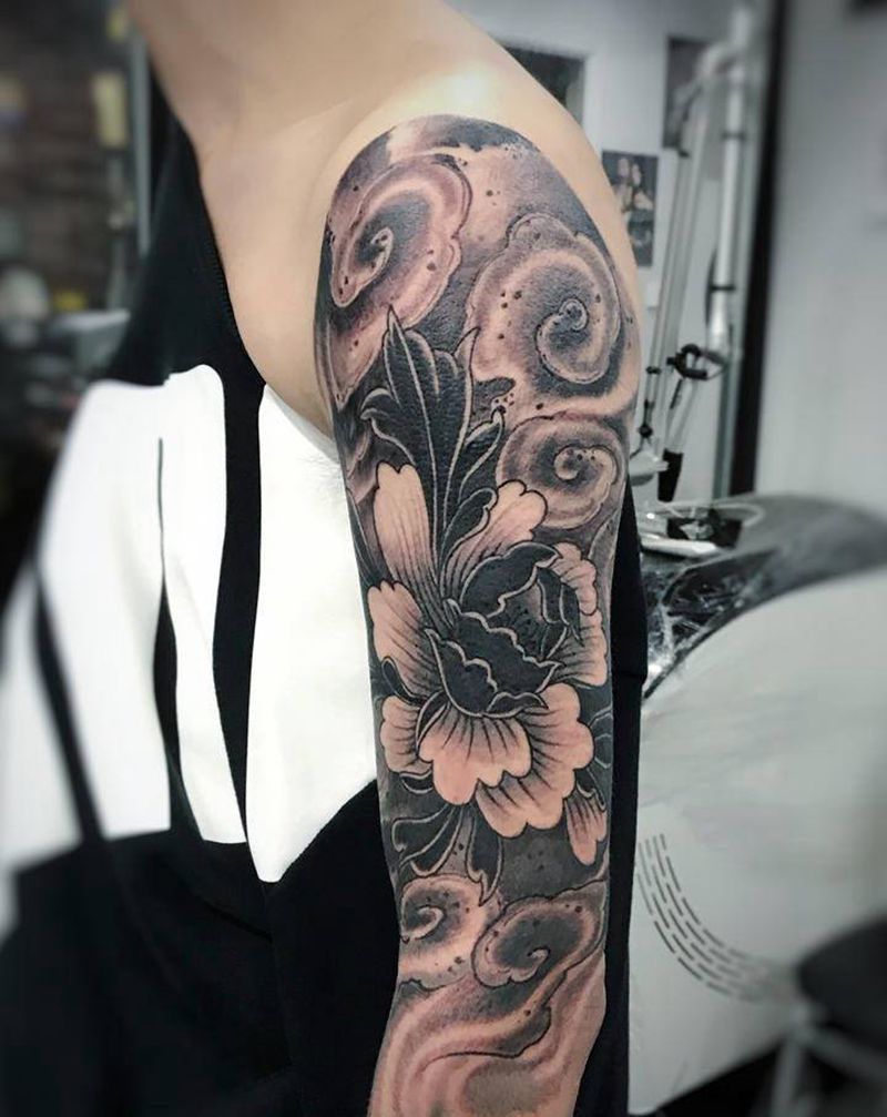 牡丹纹身图片_手部手臂新传统老传统纹身图案