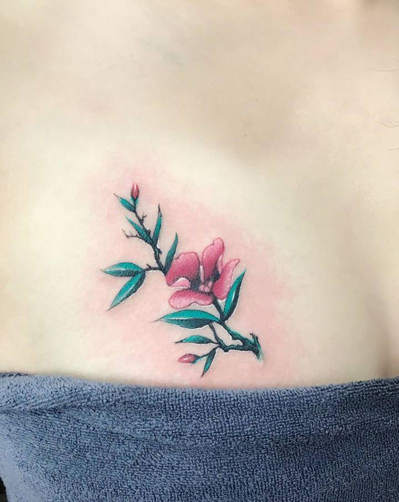 花纹身图片_胸部肩部水彩新传统纹身图案