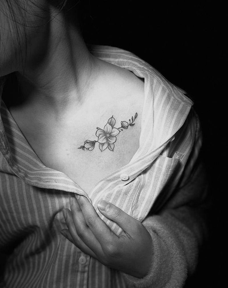 栀子花纹身图片_胸部点刺花纹身图案