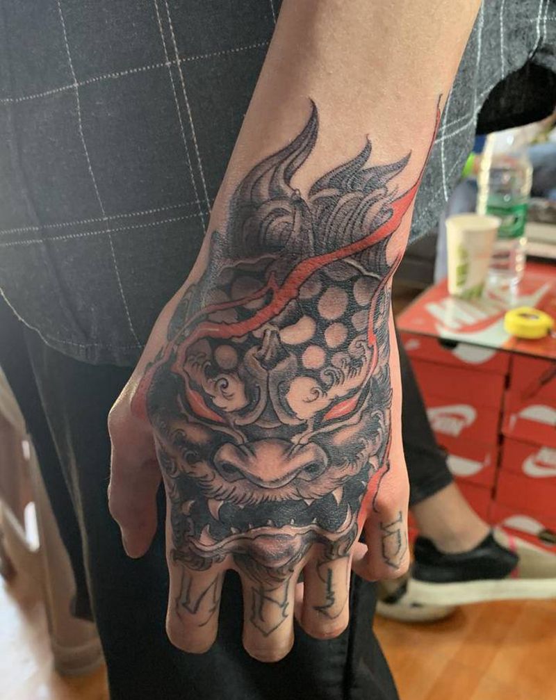 手背唐狮纹身图片_手部新传统唐狮纹身图案