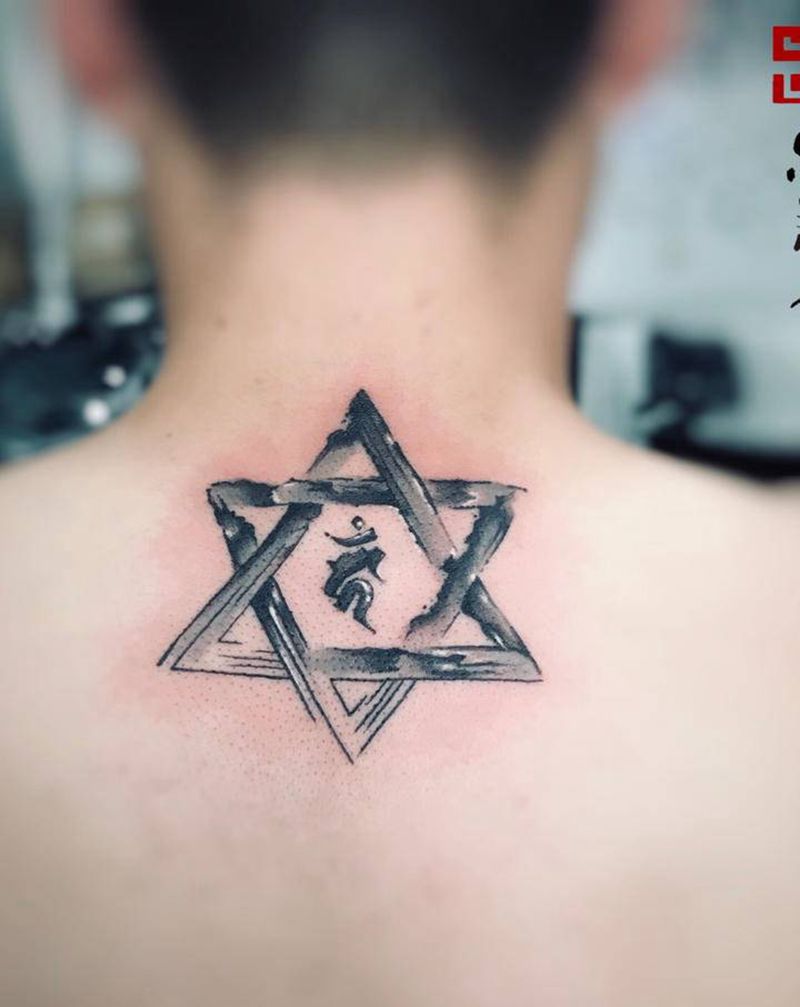 六芒星纹身图片_颈部背部水墨老传统纹身图案