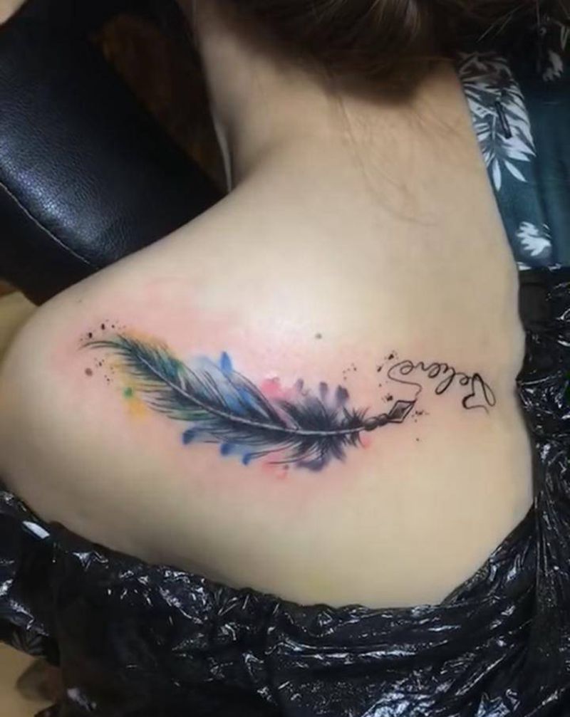 羽毛纹身图片_肩部水彩纹身图案