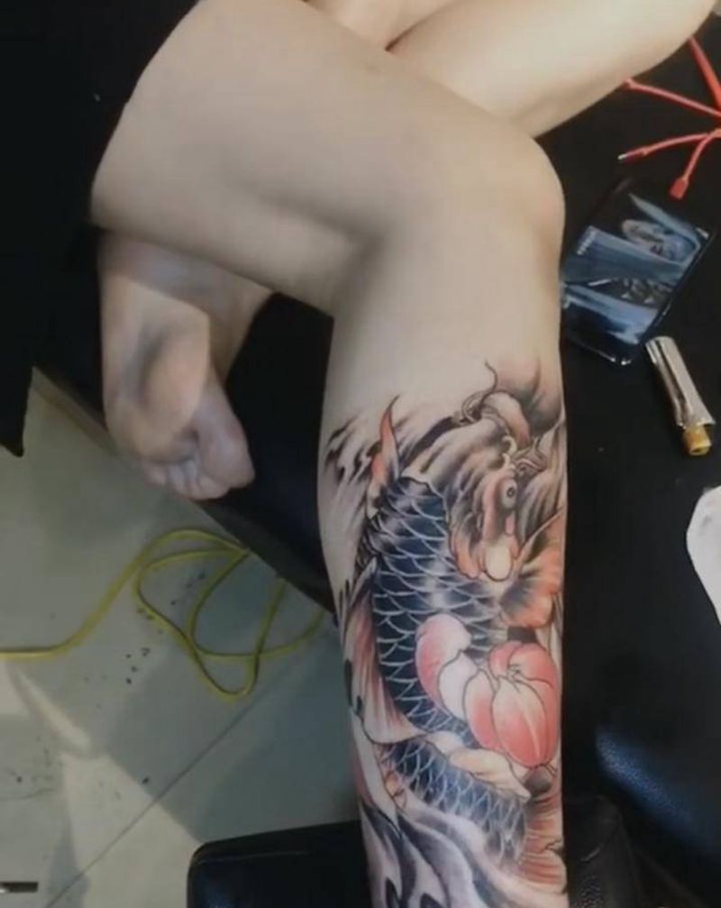 锦鲤纹身图片_腿部新传统纹身图案