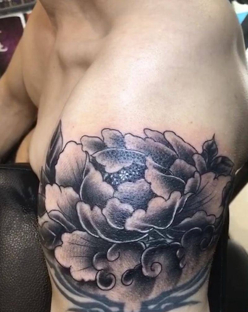 牡丹纹身图片_手臂新传统纹身图案