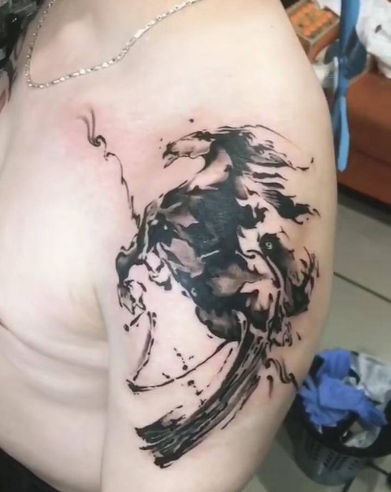 马纹身图片_手臂水墨纹身图案