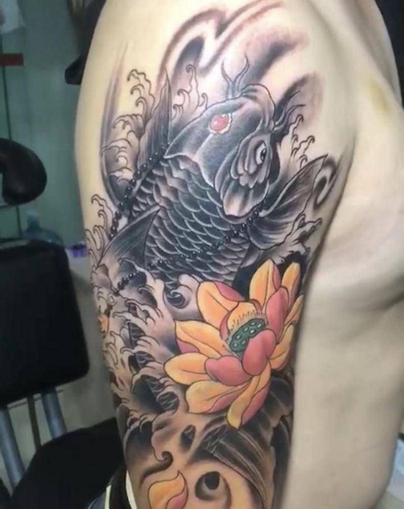 锦鲤纹身图片_手臂新传统纹身图案