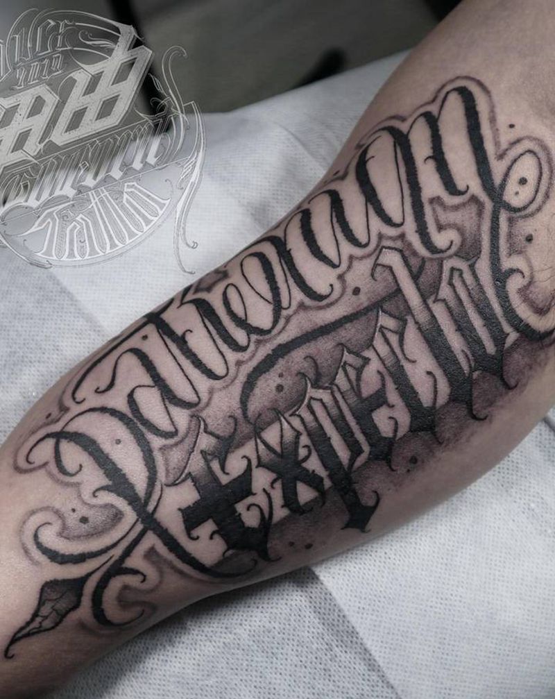 呼唤神卫纹身图片_手臂花体字纹身图案