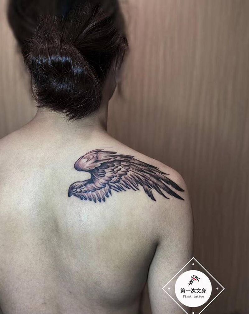 小翅膀纹身图片_肩部点刺纹身图案
