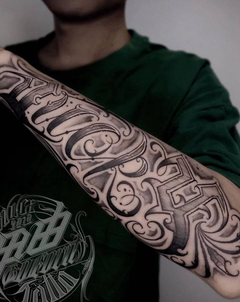 愿好运伴你左右纹身图片_手臂花体字纹身图案