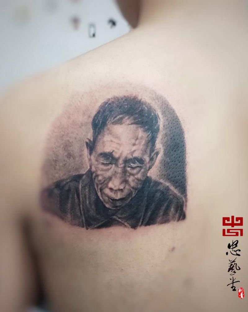 肖像纹身图片_肩部背部欧美写实New School纹身图案