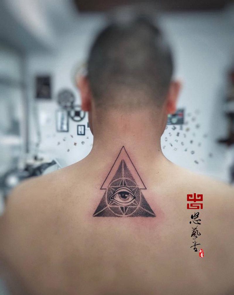 上帝之眼纹身图片_颈部肩部几何点刺纹身图案