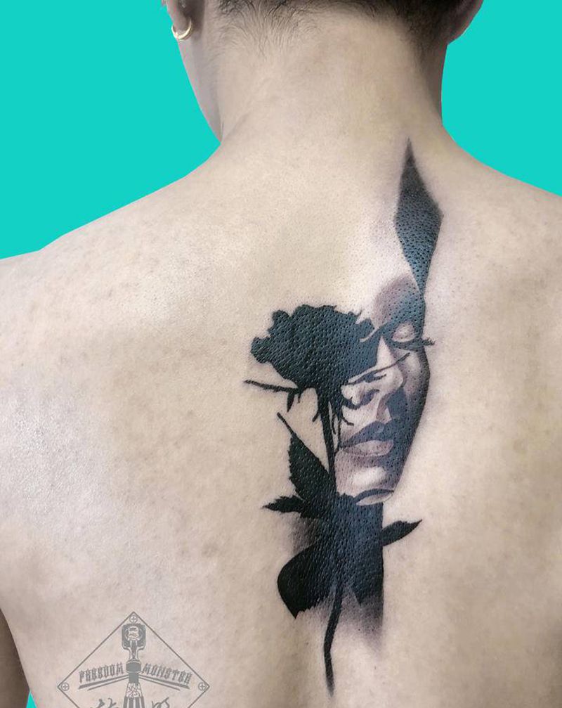 传媒小哥哥纹身图片_背部纹身图案